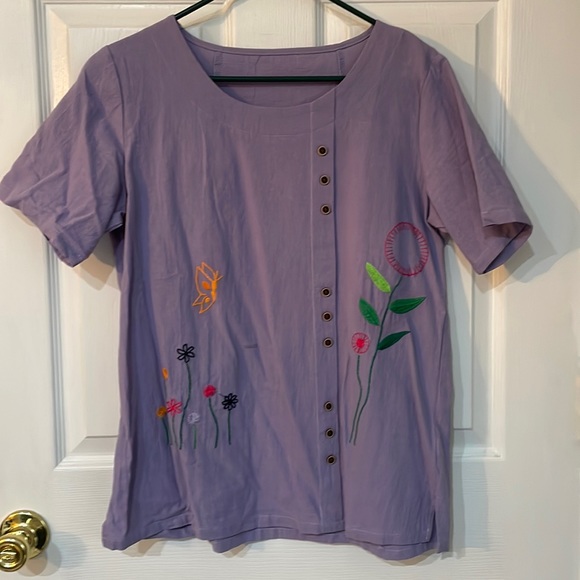 Women’s decorative top with flowers. Short sleeved. Size medium - Picture 1 of 7